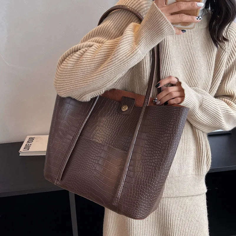 Iversen™ Betina | Sac à bandoulière vintage en cuir marron avec impression crocodile.