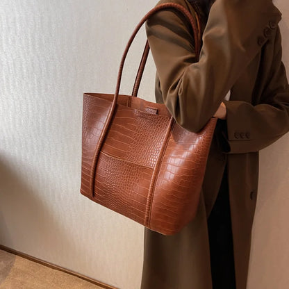 Iversen™ Betina | Sac à bandoulière vintage en cuir marron avec impression crocodile.