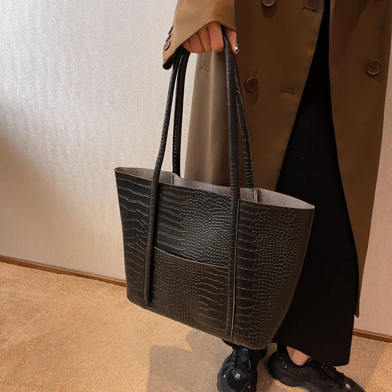 Iversen™ Betina | Sac à bandoulière vintage en cuir marron avec impression crocodile.