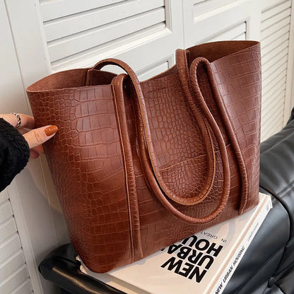 Iversen™ Betina | Sac à bandoulière vintage en cuir marron avec impression crocodile.